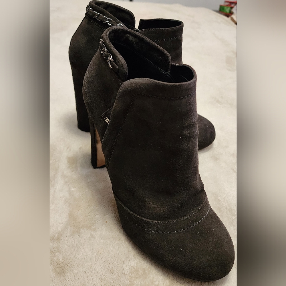 CHANEL Ankle Boots, Dark Grey glittery with metal chain around, EU 38.5